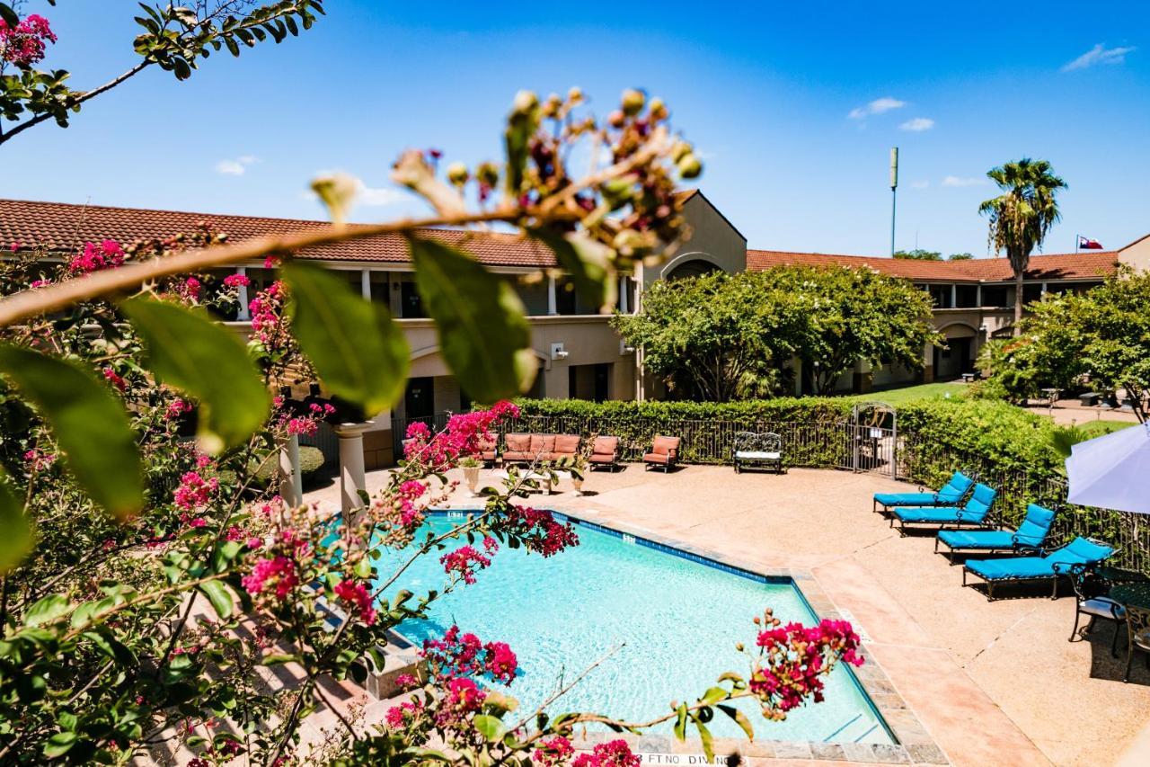 Vineyard Court Designer Suites Hotel Колидж Стейшън Екстериор снимка