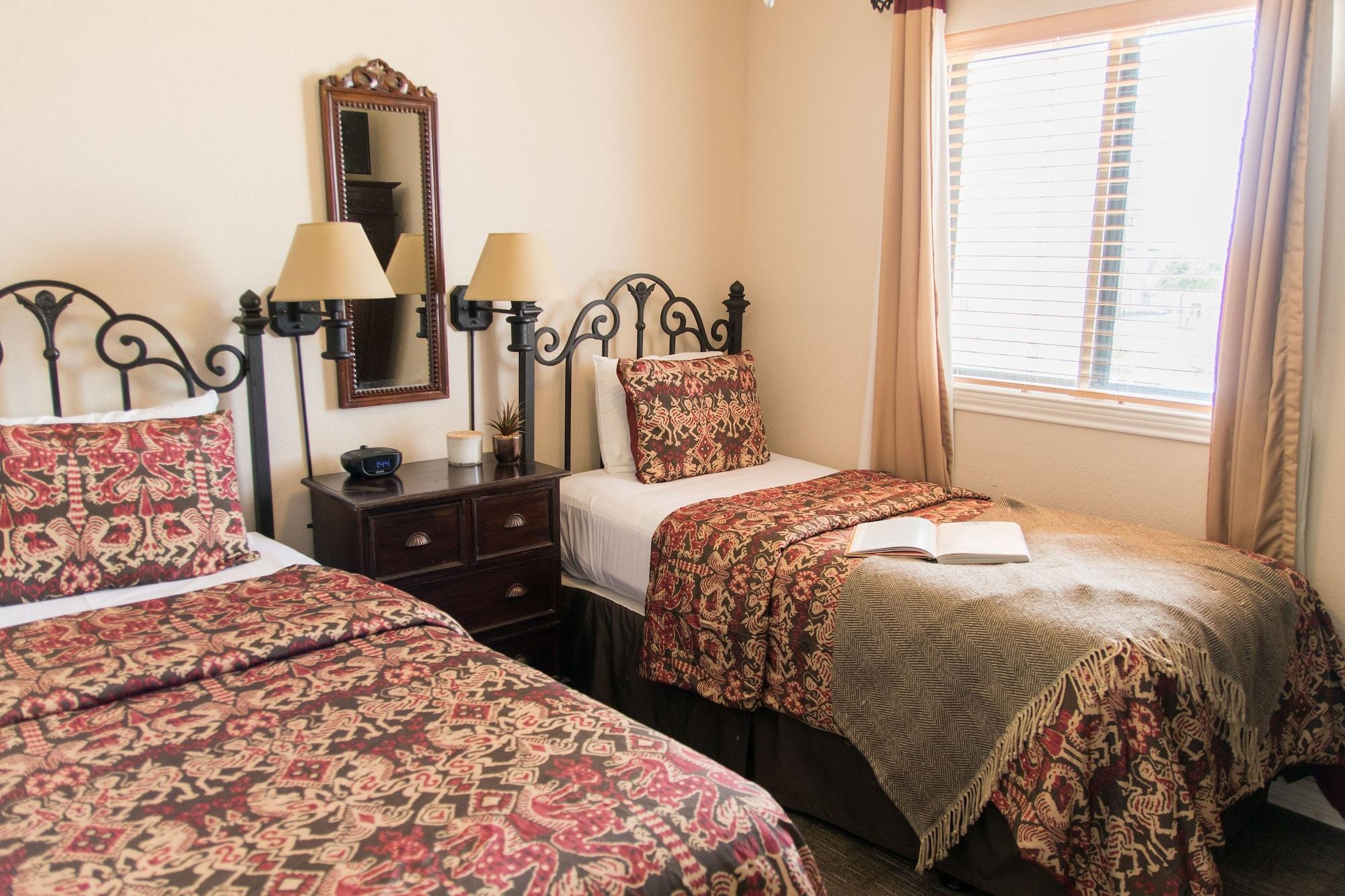 Vineyard Court Designer Suites Hotel Колидж Стейшън Екстериор снимка