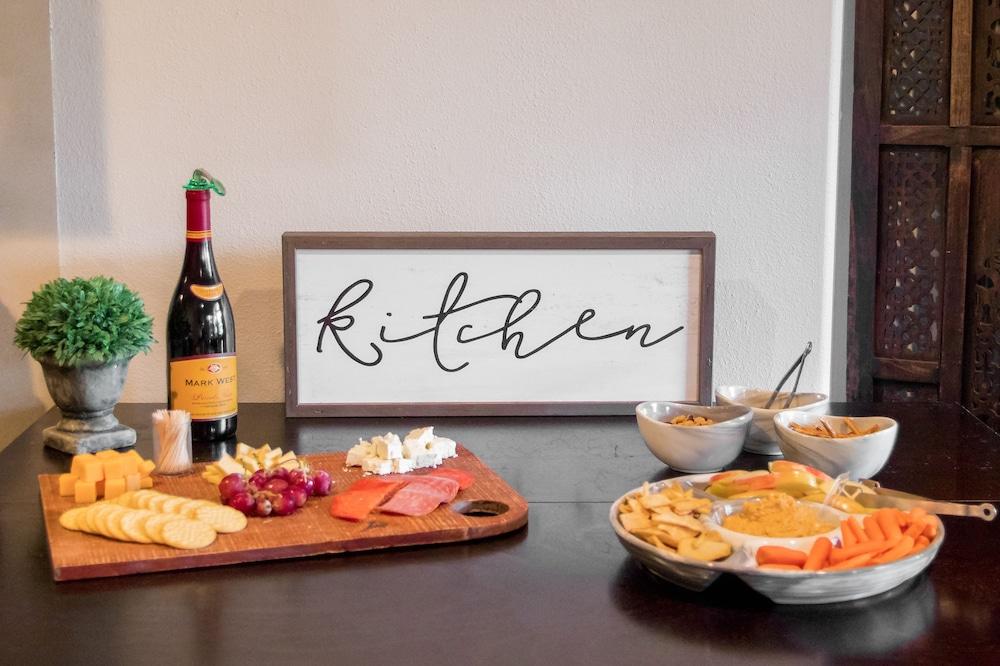 Vineyard Court Designer Suites Hotel Колидж Стейшън Екстериор снимка