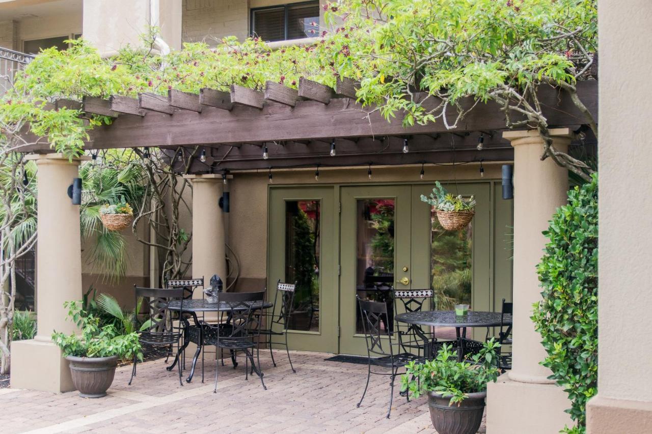 Vineyard Court Designer Suites Hotel Колидж Стейшън Екстериор снимка