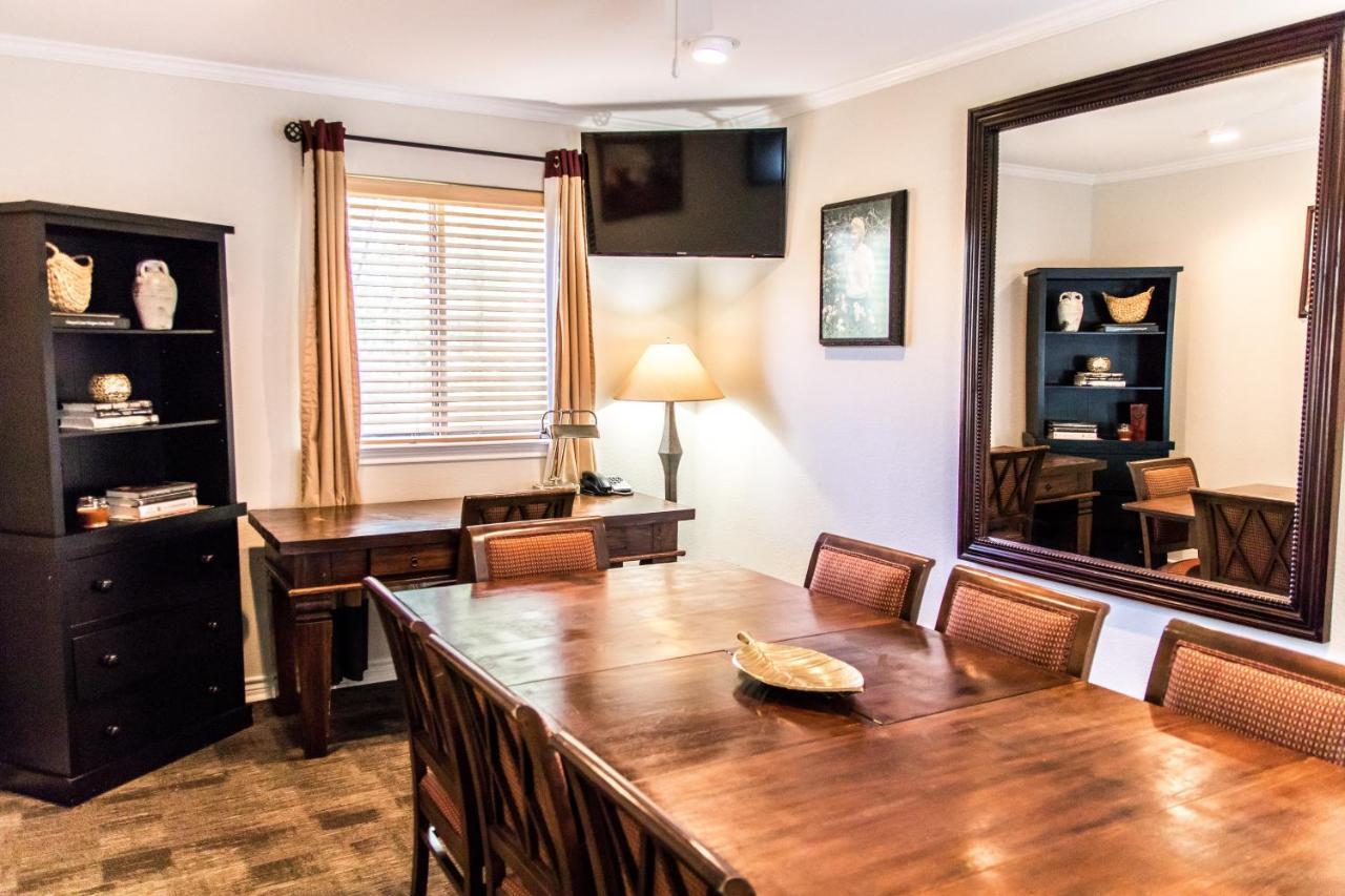 Vineyard Court Designer Suites Hotel Колидж Стейшън Екстериор снимка