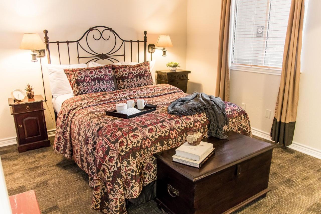 Vineyard Court Designer Suites Hotel Колидж Стейшън Екстериор снимка